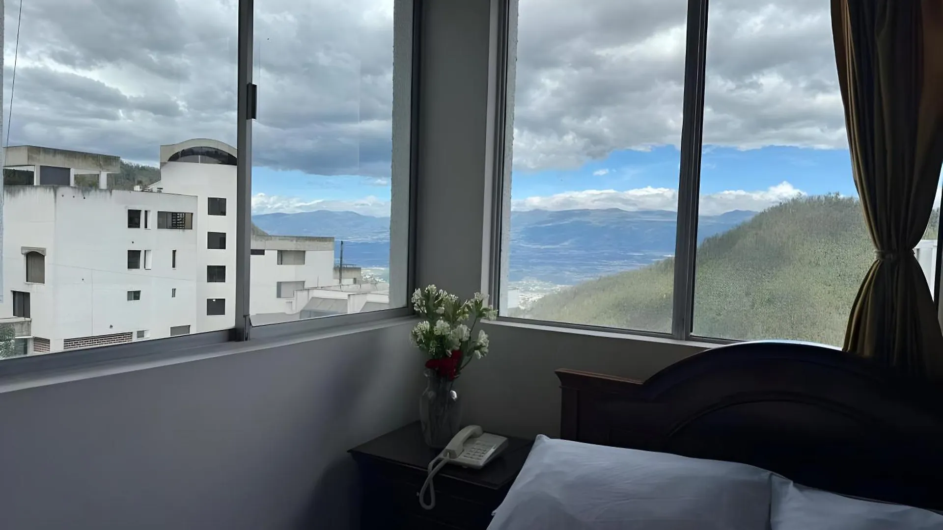 Hotel Gonzalez Suarez En Quito By Lauza