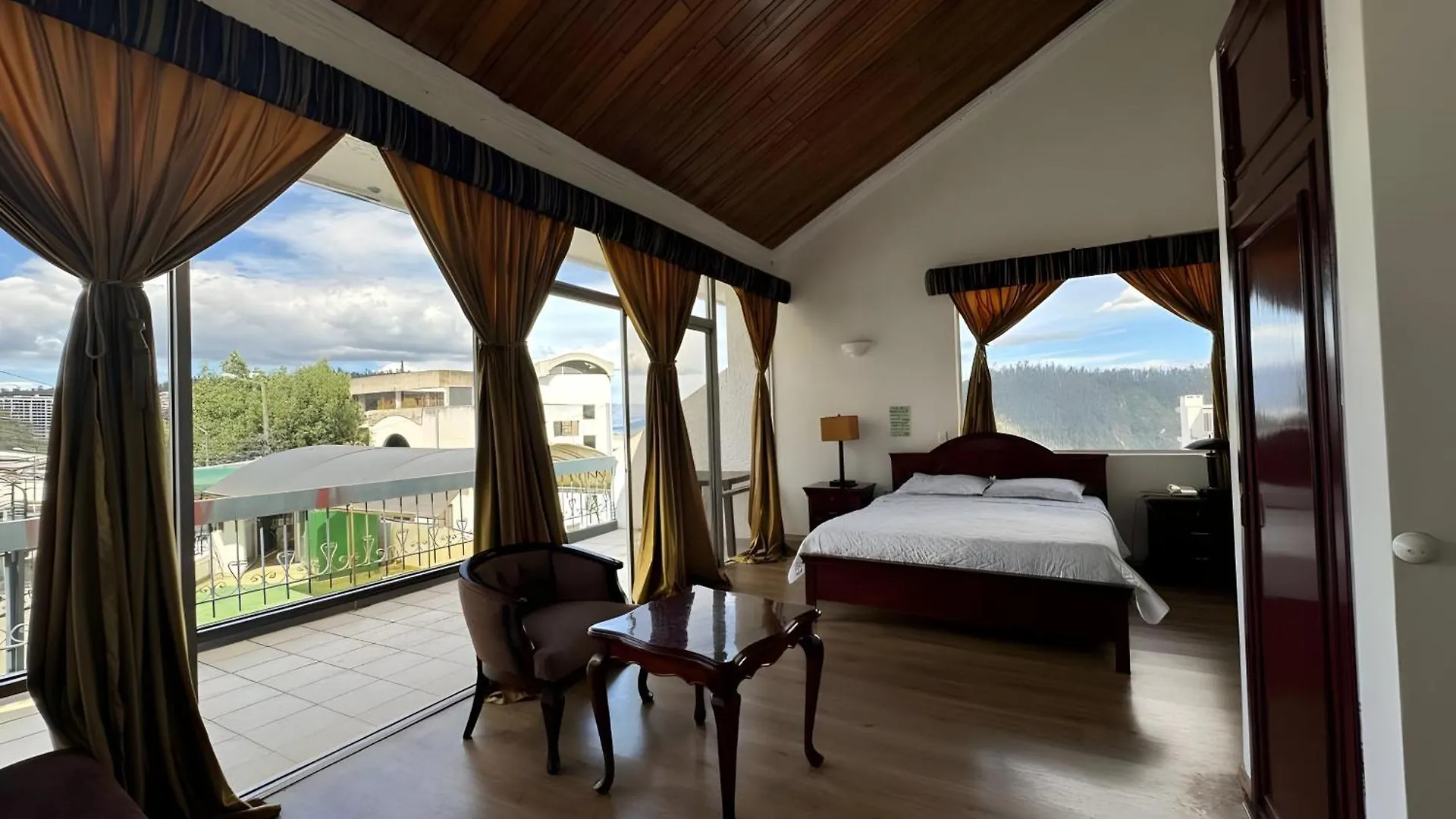 Hotel Gonzalez Suarez En Quito By Lauza